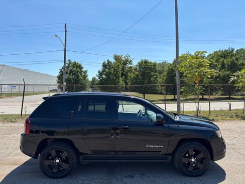 Used 2014 Jeep Compass Latitude AWD/4WD image 2