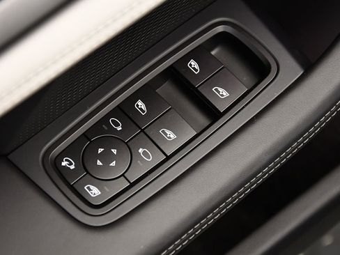 Used 2025 Porsche Taycan image 36