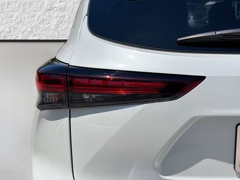 Used 2024 Toyota Highlander Limited FWD image 10