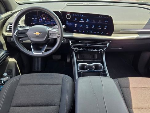 Used 2025 Chevrolet Traverse LT image 19