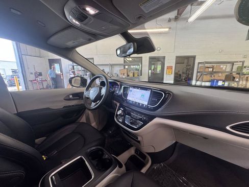 Used 2024 Chrysler Pacifica Touring-L w/ Road Tripper Package AWD/4WD image 37