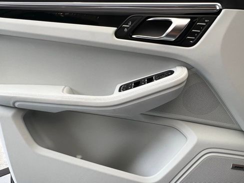 Used 2025 Porsche Macan image 19