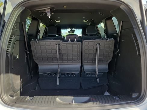 Used 2024 Chrysler Pacifica Limited FWD image 11