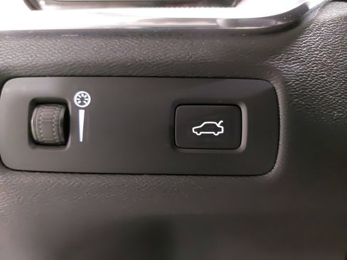 Used 2022 Volvo XC60 B6 R-Design w/ Advanced Package image 27