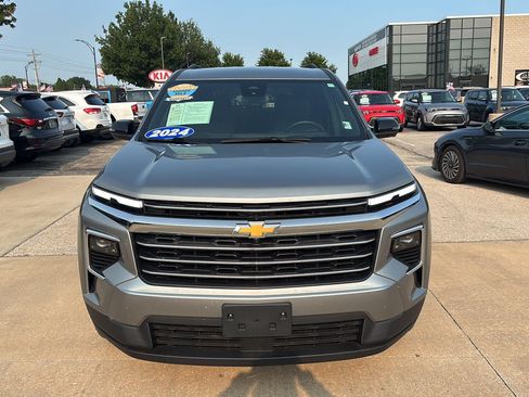 Used 2024 Chevrolet Traverse LT AWD/4WD image 2