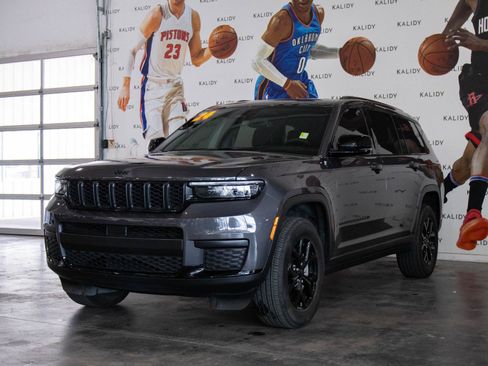 Used 2024 Jeep Grand Cherokee L Laredo RWD image 20