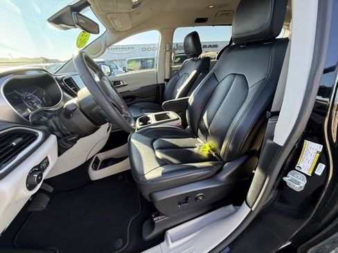 Certified 2024 Chrysler Pacifica Touring-L image 9