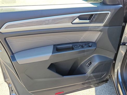 Used 2022 Volkswagen Atlas Cross Sport SE w/ Panoramic Sunroof Package image 18