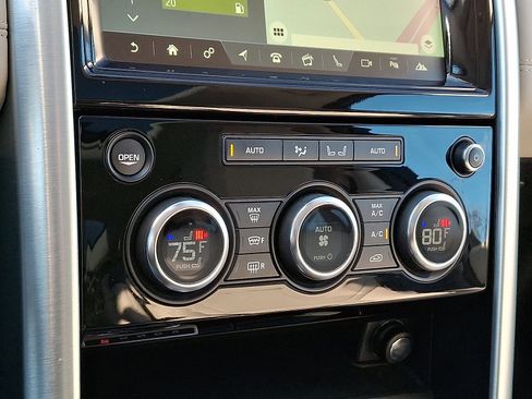 Used 2018 Land Rover Discovery HSE image 13