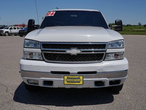 Used 2006 Chevrolet Silverado 2500 W/T w/ Heavy-Duty Power Package AWD/4WD image 2