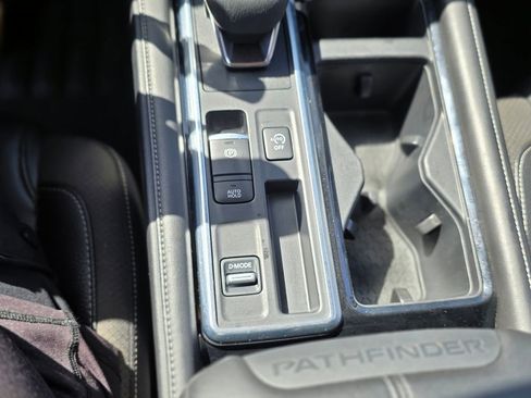 Used 2023 Nissan Pathfinder SL FWD image 32