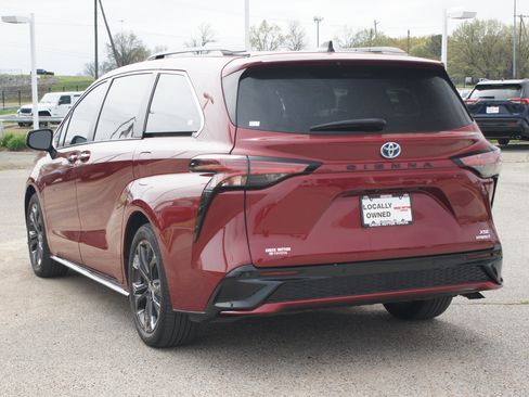 Used 2022 Toyota Sienna XSE w/ XSE Plus Package image 18
