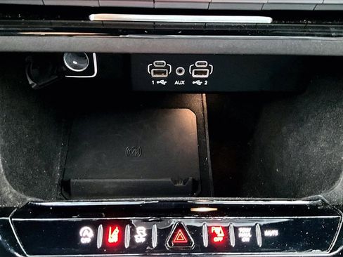 Certified 2024 Jeep Wagoneer L Series II w/ Flexible Seating Group image 17