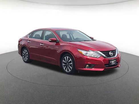Used 2017 Nissan Altima 2.5 SV w/ Convenience Package FWD image 3