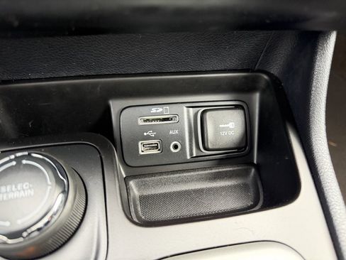 Used 2015 Jeep Cherokee Limited w/ Luxury Group image 25