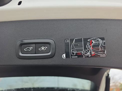 Used 2020 Volvo XC40 T5 Momentum w/ Protection Package Premier image 7