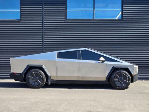 Used 2024 Tesla Cybertruck Cyberbeast AWD/4WD image 8