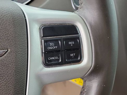 Used 2014 Chrysler Town & Country Touring FWD image 28