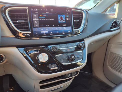 Used 2024 Chrysler Pacifica Touring-L image 6