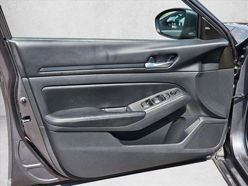 Used 2024 Nissan Altima 2.5 SV FWD image 10