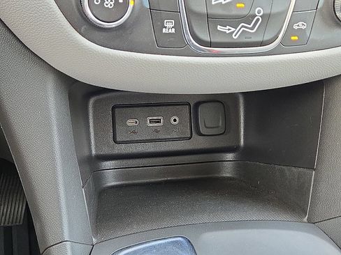 Used 2021 Chevrolet Equinox LS w/ LS Convenience Package FWD image 29