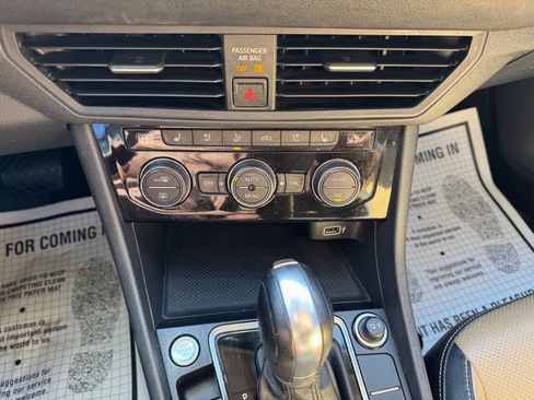 Used 2019 Volkswagen Jetta SEL Premium image 46