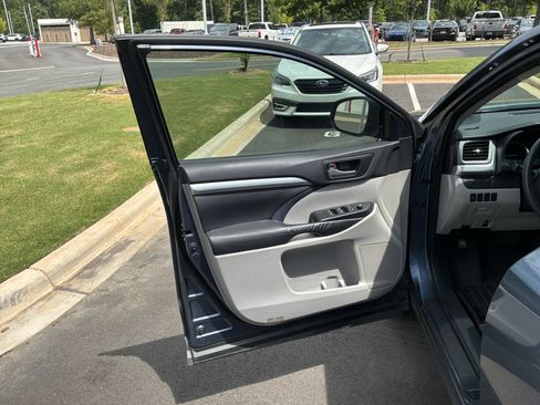 Used 2015 Toyota Highlander XLE FWD image 14