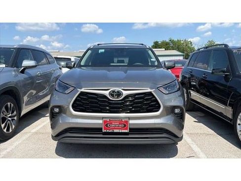 Certified 2025 Toyota Highlander XLE FWD image 2