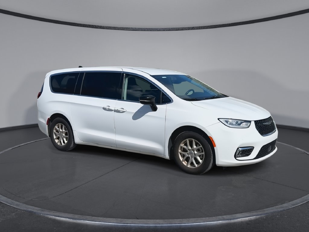 Used 2024 Chrysler Pacifica Touring-L FWD image 2