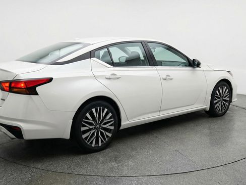 Used 2025 Nissan Altima 2.5 SV FWD image 9