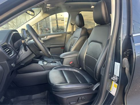 Used 2022 Ford Escape Titanium w/ Class II Trailer Tow Package image 9