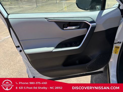 Used 2020 Toyota RAV4 XLE w/ Convenience Package FWD image 13