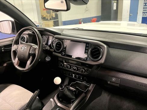 Used 2022 Toyota Tacoma TRD Sport w/ Technology Package AWD/4WD image 14