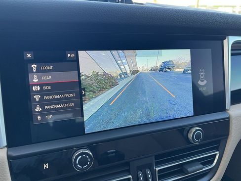 Used 2022 Porsche Macan image 17