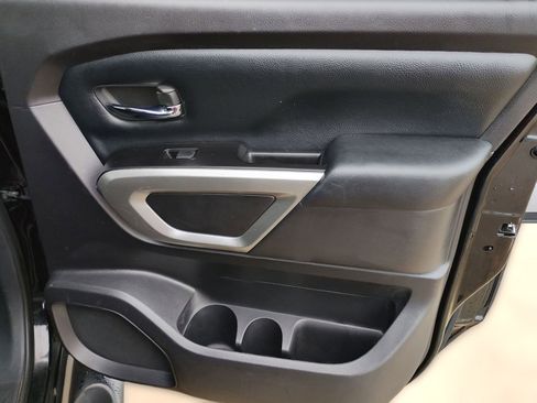 Used 2017 Nissan Titan SV image 19