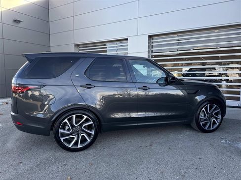 Used 2025 Land Rover Discovery S image 8