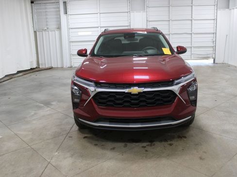Used 2025 Chevrolet Trax LT image 3