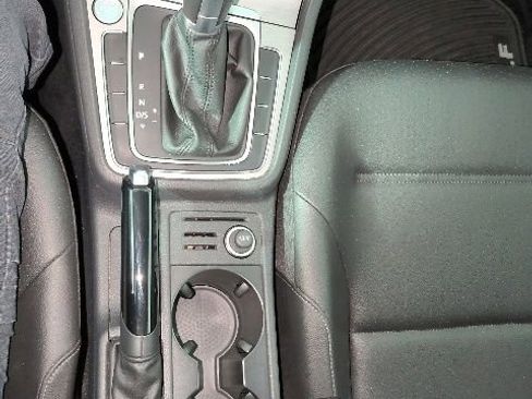 Used 2017 Volkswagen Golf SE FWD image 23