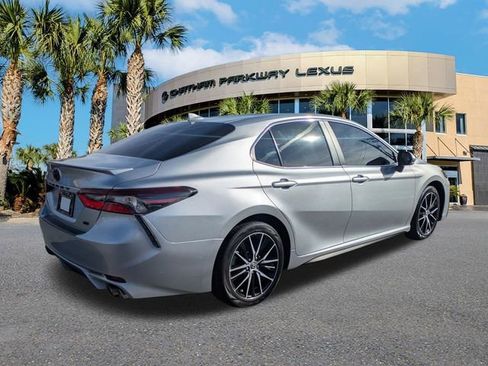 Used 2023 Toyota Camry SE w/ Cold Weather Package image 5