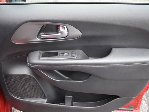 Used 2025 Chrysler Pacifica Select FWD image 15