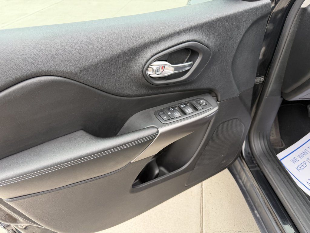 Used 2019 Jeep Cherokee Latitude Plus w/ Comfort/Convenience Group AWD/4WD image 16