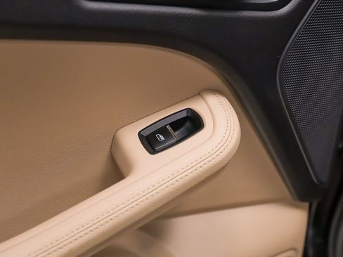 Certified 2022 Porsche Macan AWD/4WD image 16