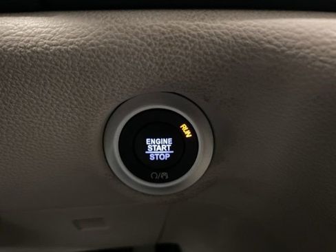 Used 2022 Chrysler Pacifica Touring-L image 16