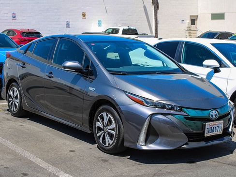 Used 2017 Toyota Prius Prime Premium w/ Preferred Accessory Package FWD image 3