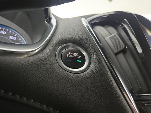 Used 2023 Chevrolet Traverse LT w/ Rear Camera Mirror Package image 26