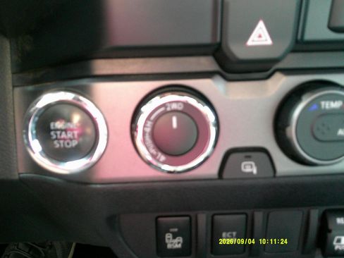 Used 2019 Toyota Tacoma TRD Sport AWD/4WD image 21