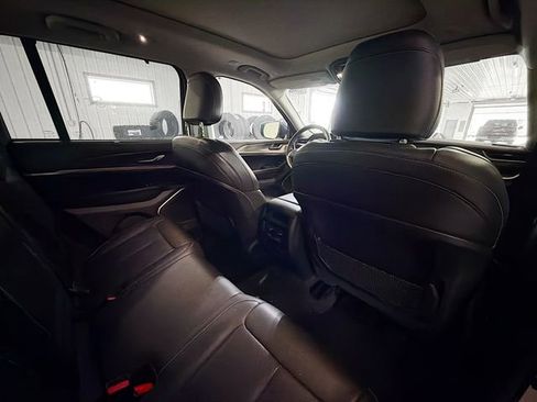 Used 2022 Jeep Grand Cherokee Limited w/ Luxury Tech Group II image 11