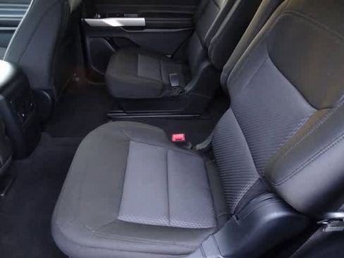 Used 2022 Ford Explorer XLT image 7