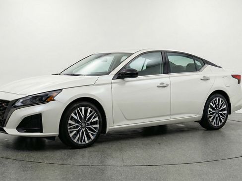 Used 2025 Nissan Altima 2.5 SV image 3