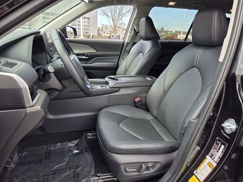 Used 2025 Toyota Grand Highlander AWD image 5